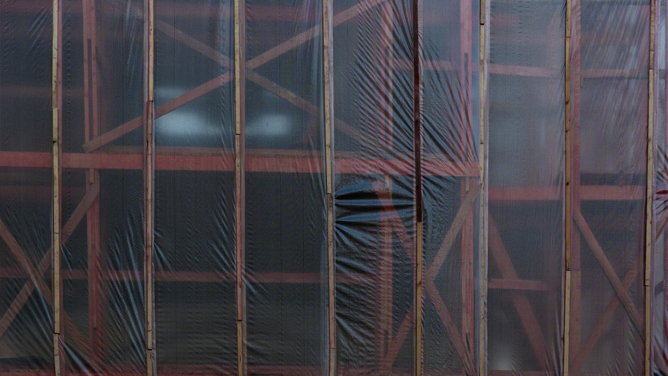 Industrial pallet wrapping machine applying stretch film