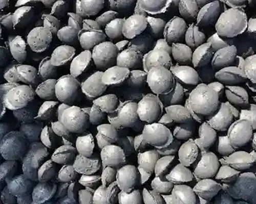 Pillow-shaped pressed coke briquettes in bulk